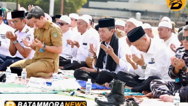 Warga Batam Salat Istisqa di Bawah Terik Matahari, Berdoa Memohon Turunnya Hujan