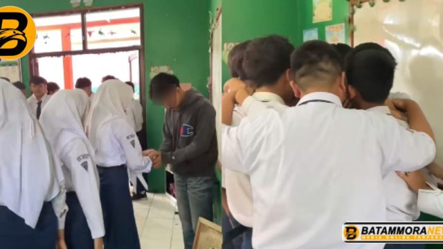 Pilu Siswa SMP Tanjungsari Sumedang, Menangis di Pelukan Temannya usai Diduga Pilih Berhenti Sekolah demi Bantu Ortu
