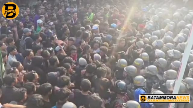 Viral Orator Demo Kaltim Minta Massa Mundur saat Barisan Mulai Mendorong Aparat: Jangan Pukul, di Antara Kita Ada Anak Polisi