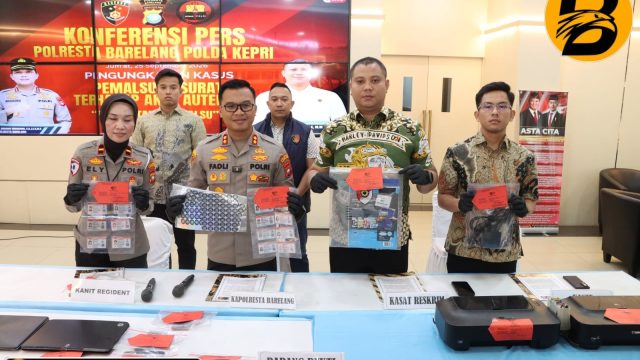 Wakapolresta Barelang Pimpin Konferensi Pers Pengungkapan Pemalsuan SIM C, Dua Tersangka Diamankan