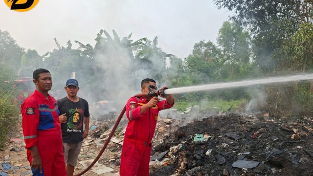 Respons cepat Bhabinkamtibmas, kebakaran sampah liar di Tiban Baru berhasil ditangani