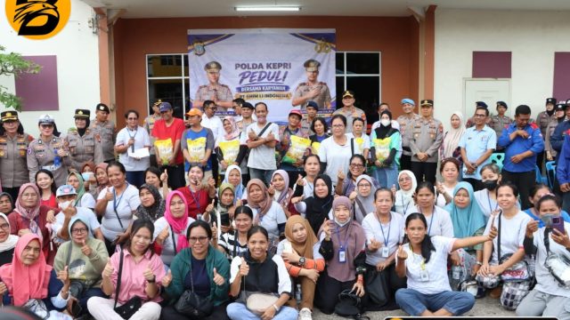 Polresta Barelang dan Polda Kepri Amankan Salurkan Bantuan Sembako bagi Karyawan PT Ghimli Indonesia