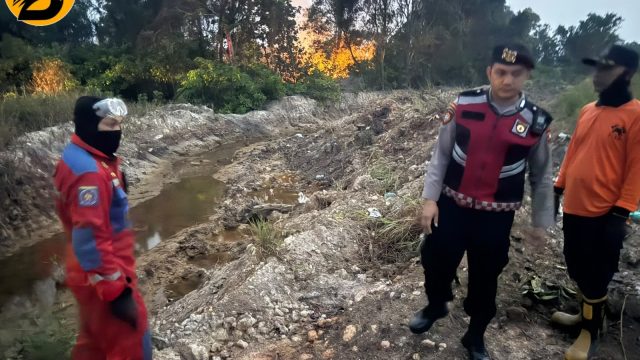 Polsek Nongsa Respon Cepat Aduan Masyarakat, Semak Belukar Terbakar di Kp. Jabi Berhasil Dipadamkan