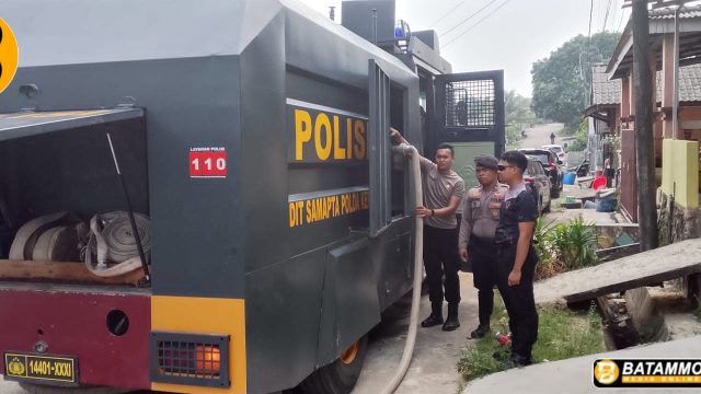 Polda Kepri Gerak Cepat Bantu Atasi Gangguan Air Bersih Warga Sambau