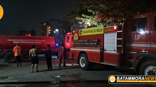 Polsek Sekupang Gerak Cepat Tangani Kebakaran Lahan Semak Belukar di Marina City