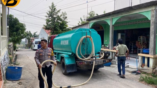 Polsek Nongsa Kawal Pendistribusian 46 Tangki Air Bersih untuk Warga Terdampak Gangguan Air