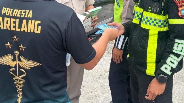 Peduli Kesehatan, Sidokkes Polresta Barelang Bagikan Masker dan Vitamin di Jalan Raya