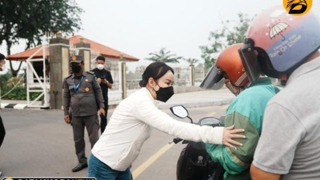Peduli Kesehatan Warga, Li Claudia Turun Langsung Bagikan Masker